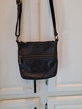 Fossil Voyager Black Pebbled Leather Crossbody Minimalist Classic W/Chunky Pulls